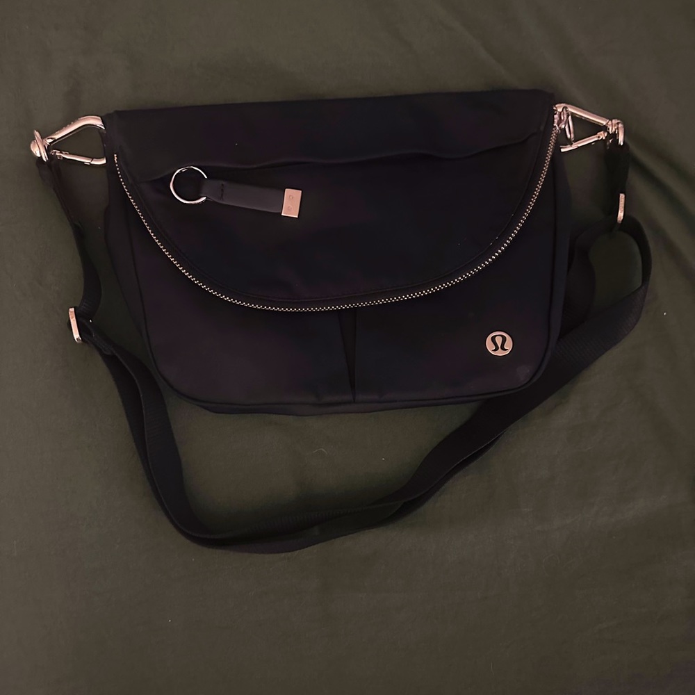 Lululemon Athletica Festival 5L Black and Gold